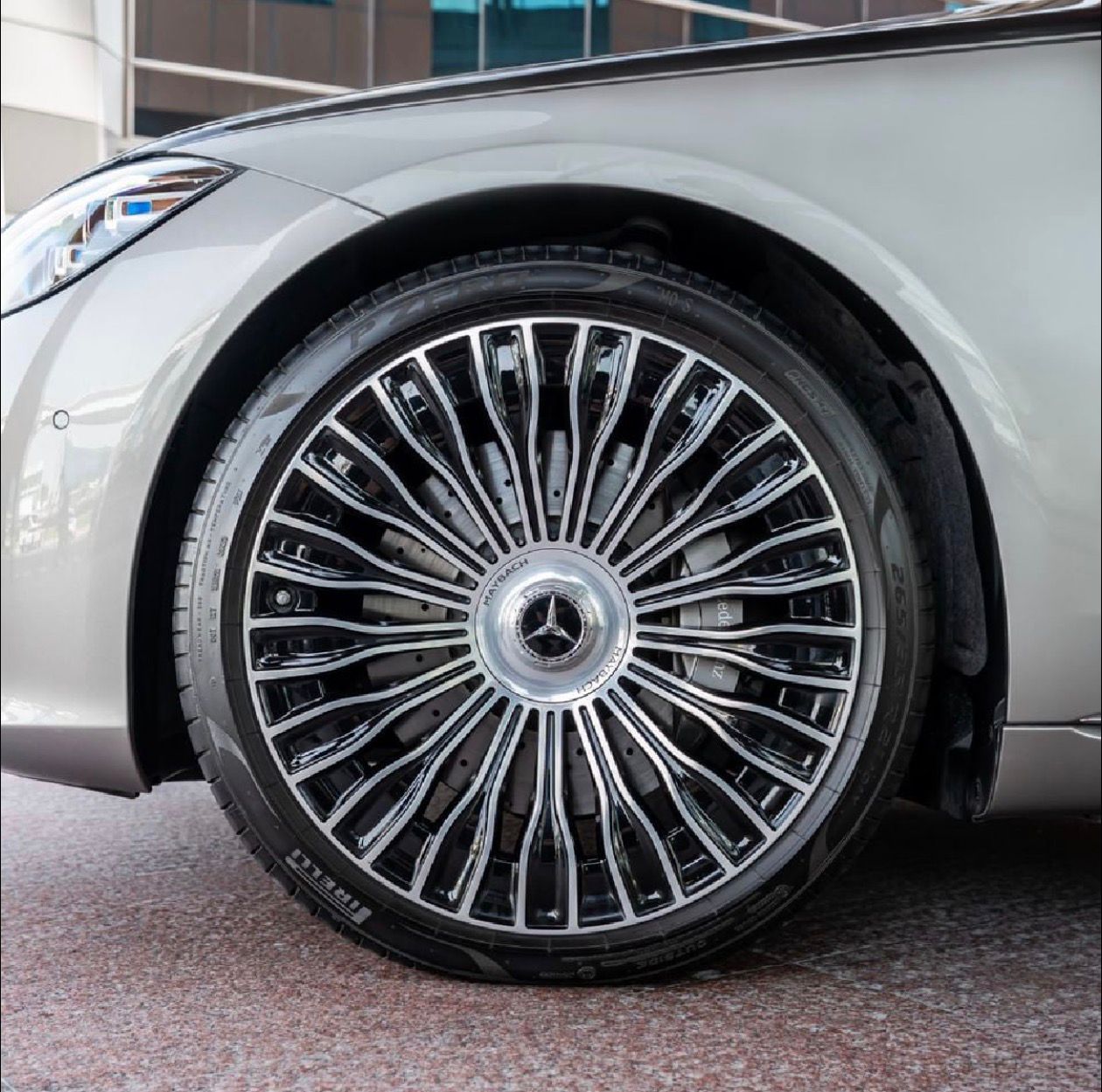 Mercedes-Benz S680 Maybach gallery image 5